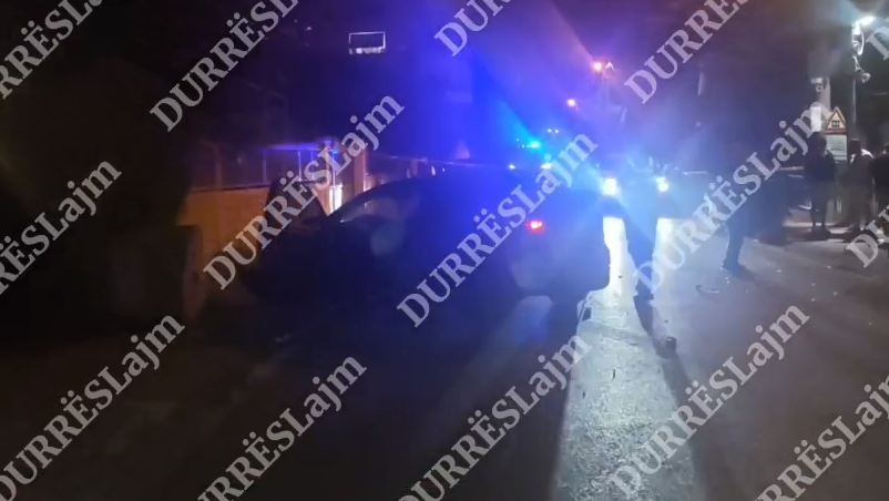 “Fast e Furious” natën në rrugët e Plazhit në Durrës, dy të rinj ndiqen nga policia dhe përplasin disa makina (VIDEO)