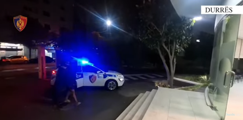 U ndoq nga policia me makinë të vjedhur dhe përplasi 4 mjete, arrestohet 30-vjeçari në Durrës (VIDEO)