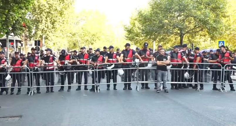 FOTO/ Frikë nga protestuesit, policia rrethon zonën rreth Parlamentit, vendos gardh metalik
