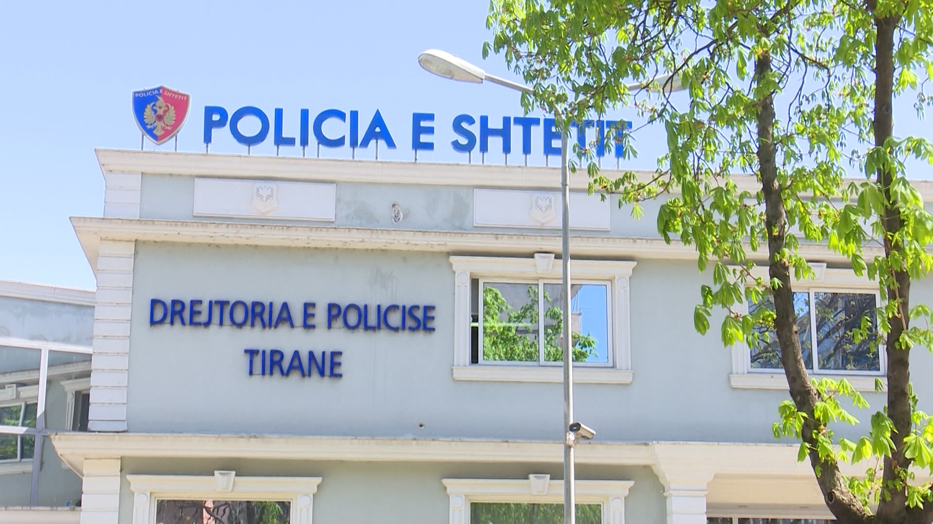Protesta te ‘Rruga e Durrësit’, 12 të arrestuar dhe 15 nën hetim! Policia: Cenuan perimetrin e sigurisë në shkolla
