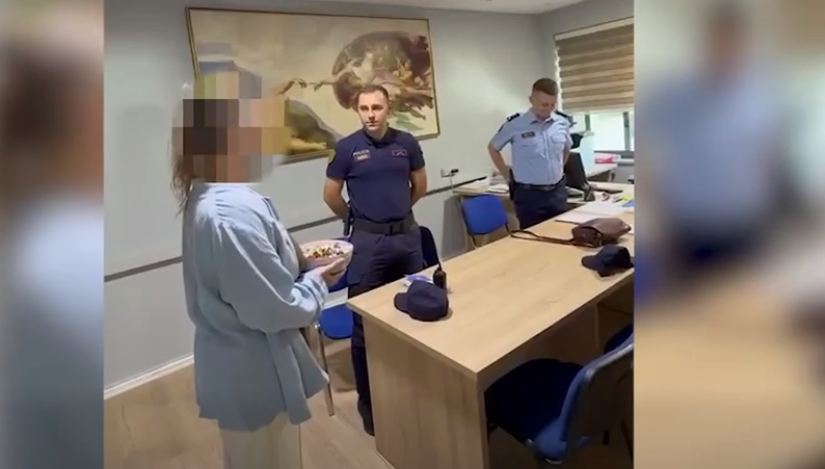 “Bëtë një punë të përkryer…” turistja gjermane i shkon policisë së Tiranës me ëmbëlsira (VIDEO)