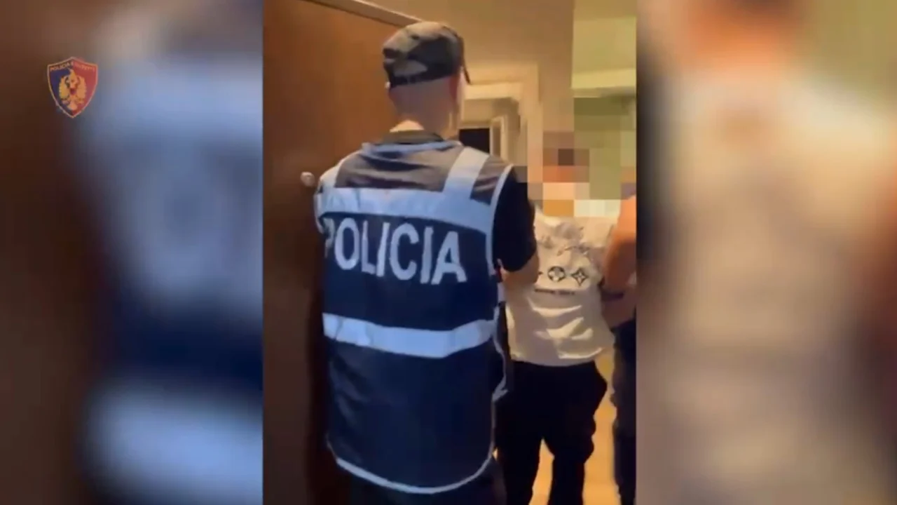 Shiste kokainë pranë shkollave në kryeqytet, arrestohet 28-vjeçari. Sekuestrohen pistoleta dhe 235 doza kokaine