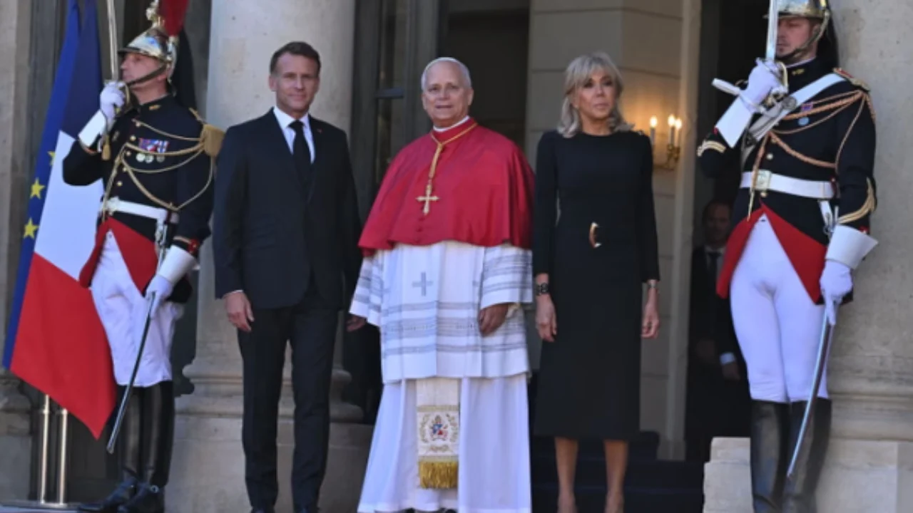 Papa Leone XIV mbërrin në Francë, pritet nga Macron dhe bashkëshortja e tij në Pallatin Élysée