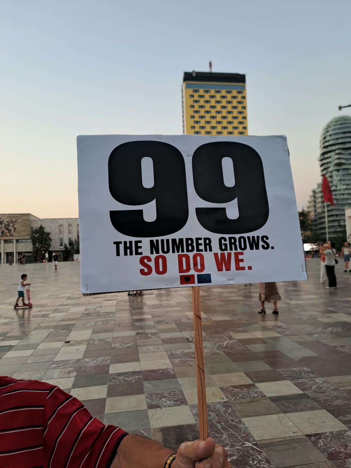 “Qytetarët nuk heshtin më!”- Pankartat nga protesta e 99-të kundër qeverisë: Të martën te Parlamenti me vezë
