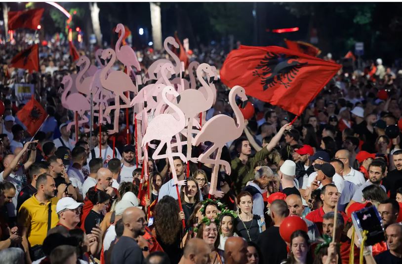 “Shqipëria e shqiptarëve!”/ Sot protesta kombëtare në Tiranë, qindra shqiptarë nga diaspora mbërrijnë në Morinë