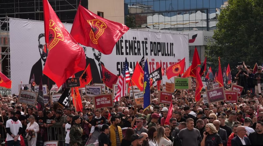 “Marshi për Liri” – Në prag të vendimit të gjykatës në Hagë, mijëra qytetarë mbushin sheshet e Prishtinës në mbështetje të ish-krerëve të UÇK-së