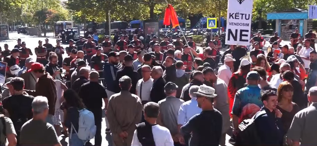 Masa e sigurisë ndaj ish kreut të SHISH, protestuesit para parlamentit: Ku e keni Vlorën?