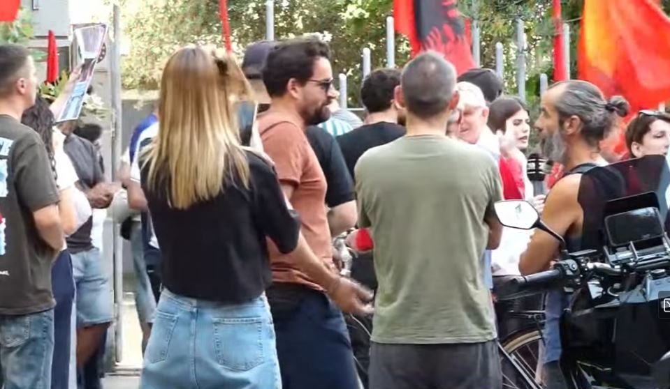 Sot vendoset për 14 protestuesit e arrestuar, qytetarët para Gjykatës Penale: Lironi shqipet!