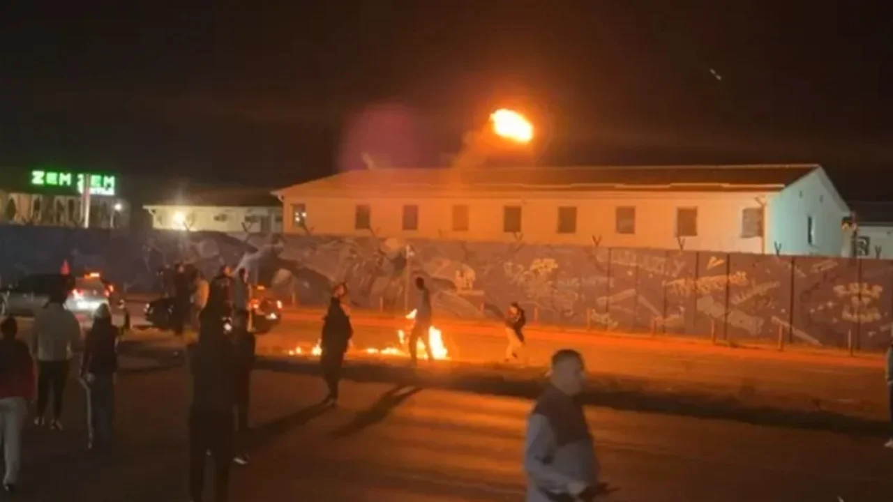 Tensione edhe gjatë natës në Prishtinë, protestuesit godasin me mjete piroteknike selinë e EULEX