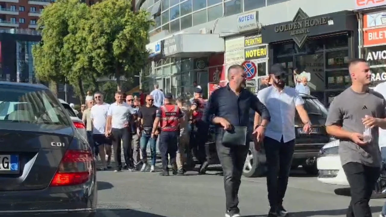Tension te Zogu i Zi, protestuesit zhvillojnë tubim në ditën e parë të shkollës, shoqërohen disa prej tyre