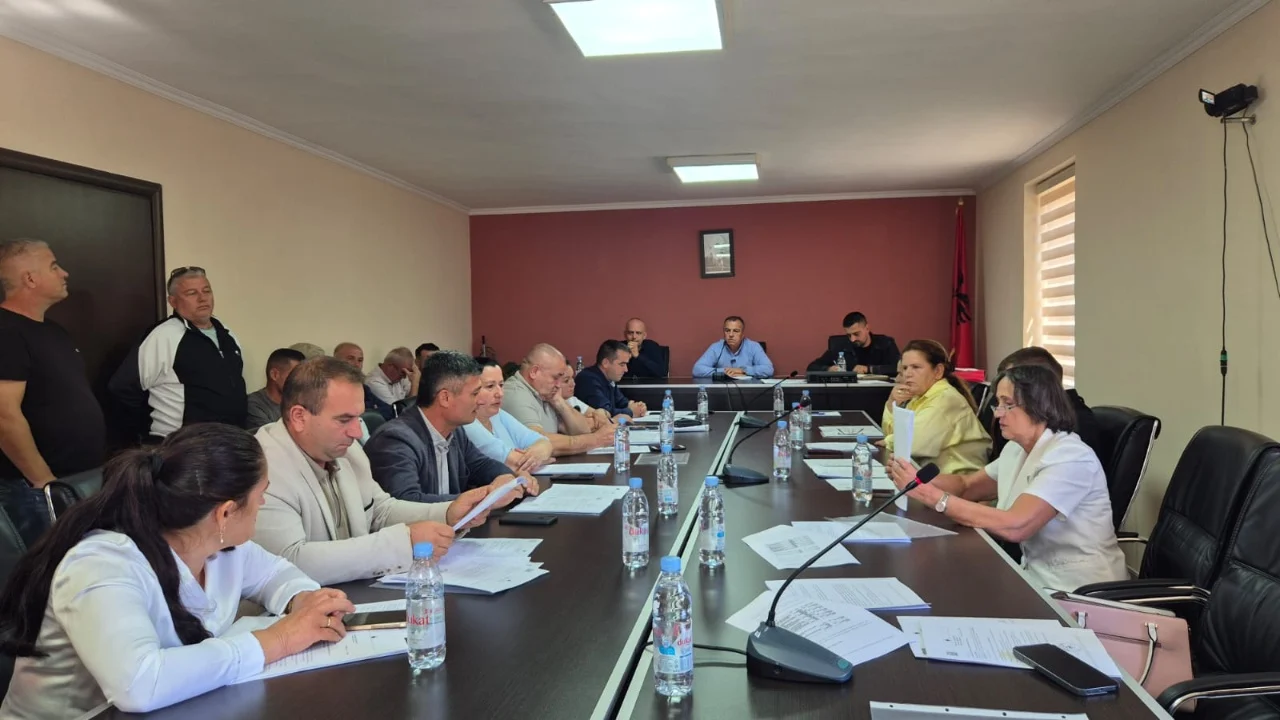Këshilli Bashkiak i Prrenjasit voton unanimisht kundër bashkimit me Librazhdin