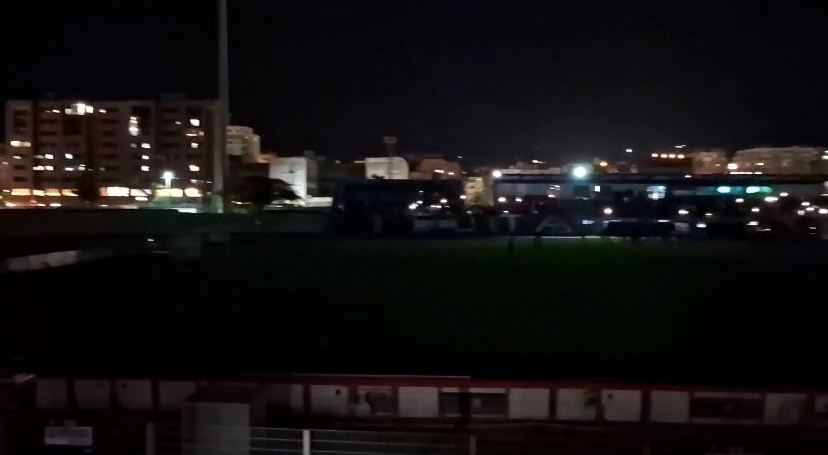 Ndodh sërish! Stadiumi “Niko Dovana” pa drita, ndërpritet për disa minuta ndeshja Teuta -Vora (VIDEO)