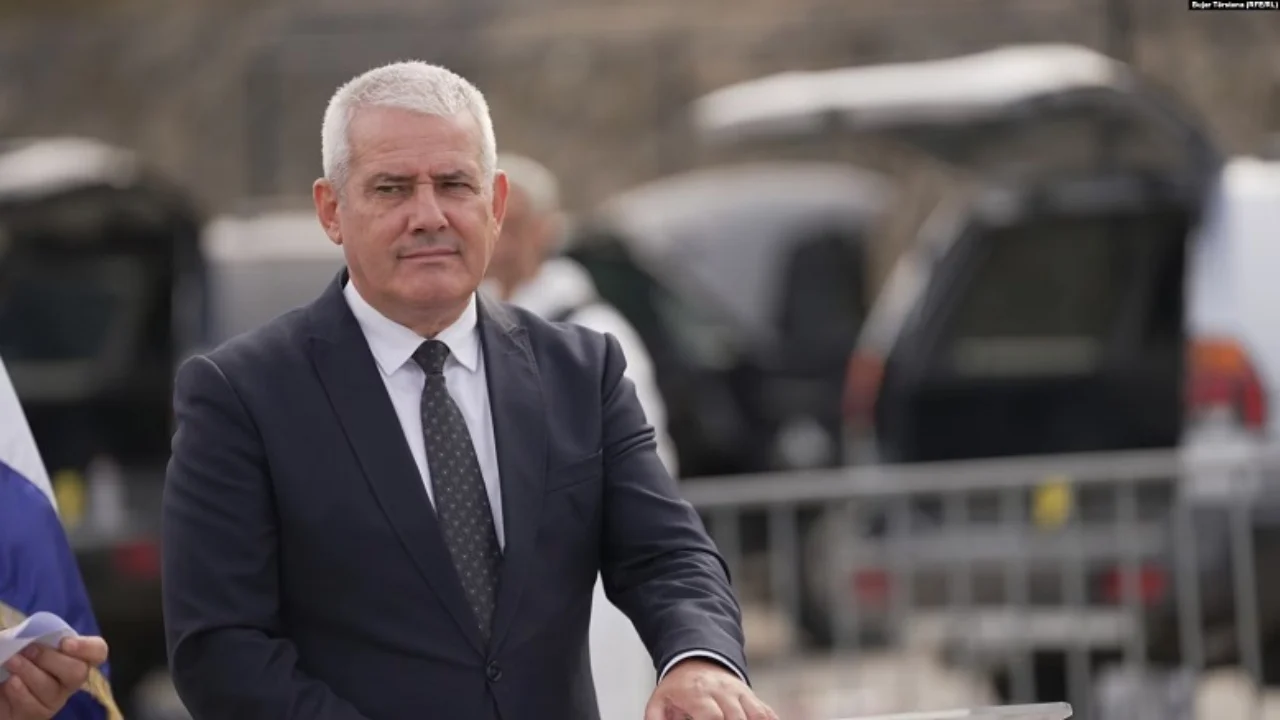 Ministri i Brendshëm i Kosovës, Xhelal Sveçla dënohet me një vit burgim me kusht për gazin lotsjellës në Kuvend