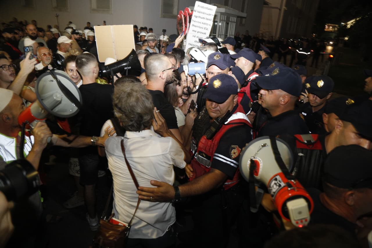 EMRAT/ Bllokuan për dy orë Ramën në zyrë, policia arreston 14 protestues pas tensioneve para Kryeministrisë