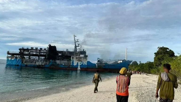 Trageti u përfshi nga flakët, pesë të vdekur dhe 87 të tjerë të zhdukur në Filipine