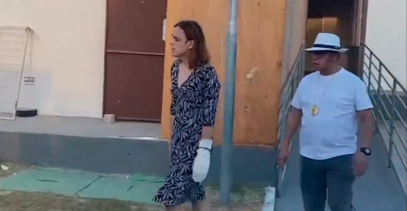 Sulm brutal: Transgjinorja sulmon njerkun, i nxjerr sytë dhe i pret veshët, më pas ai bie nga ballkoni