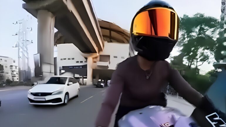 VIDEO/ Makina ndjek dhe përplas motoçikleten, momenti i frikshëm në Indi bëhet viral