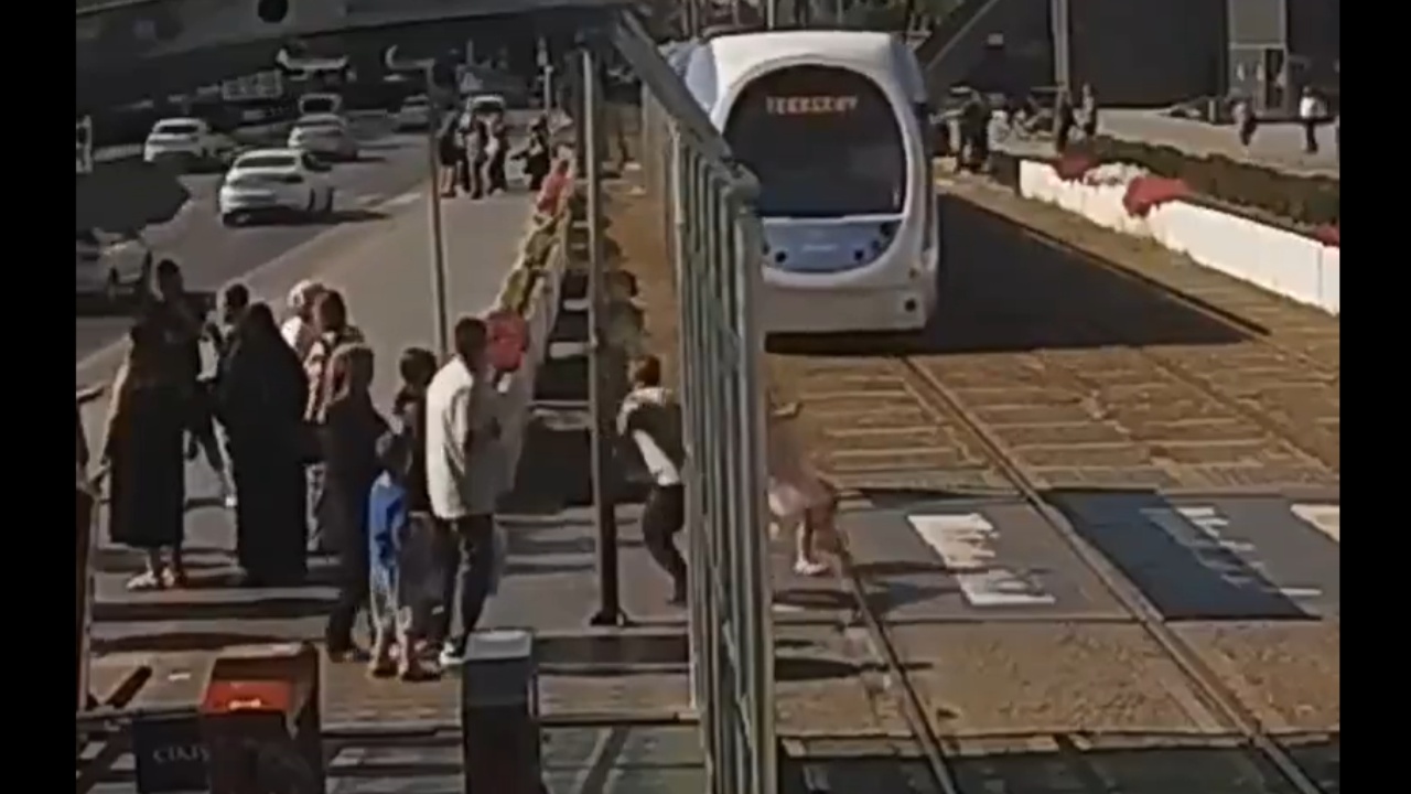 Video/ E mitura tentoi të kalonte mbi shinat e tramvajit në Turqi, kalimtari hero shpëton 5-vjeçaren në momentet e fundit