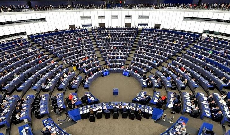 Thirrje urgjente Brukselit – Mbi 100 eurodeputetë kërkojnë zhbllokimin e 200 miliardë eurove asete ruse për Ukrainën