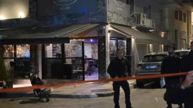 Të shtëna me armë ndaj një kafeneje në Athinë, plagoset një fëmijë shqiptar