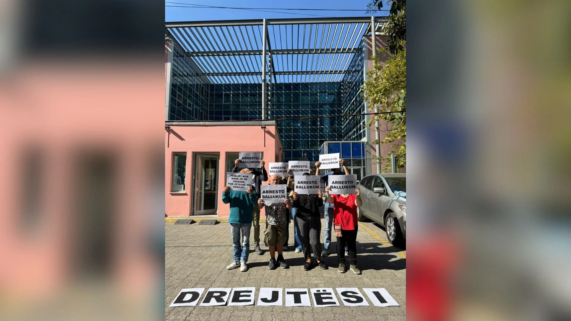 “Arresto Ballukun”/ Qytetarët në protestë para SPAK: Shqiptarët nuk duan shpjegime, duan përgjegjësi
