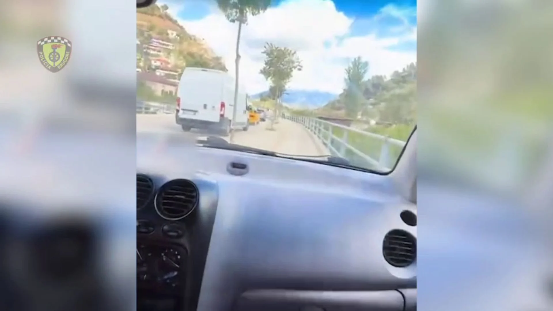 Lëvizi me makinë në trotuar dhe e publikoi videon në TikTok, ndëshkohet me 60 mijë lekë gjobë dhe heqje të lejes së qarkullimit