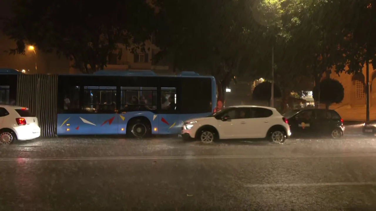 Shiu i rrëmbyeshëm pushton Selanikun, rrugët shndërrohen në lumenj