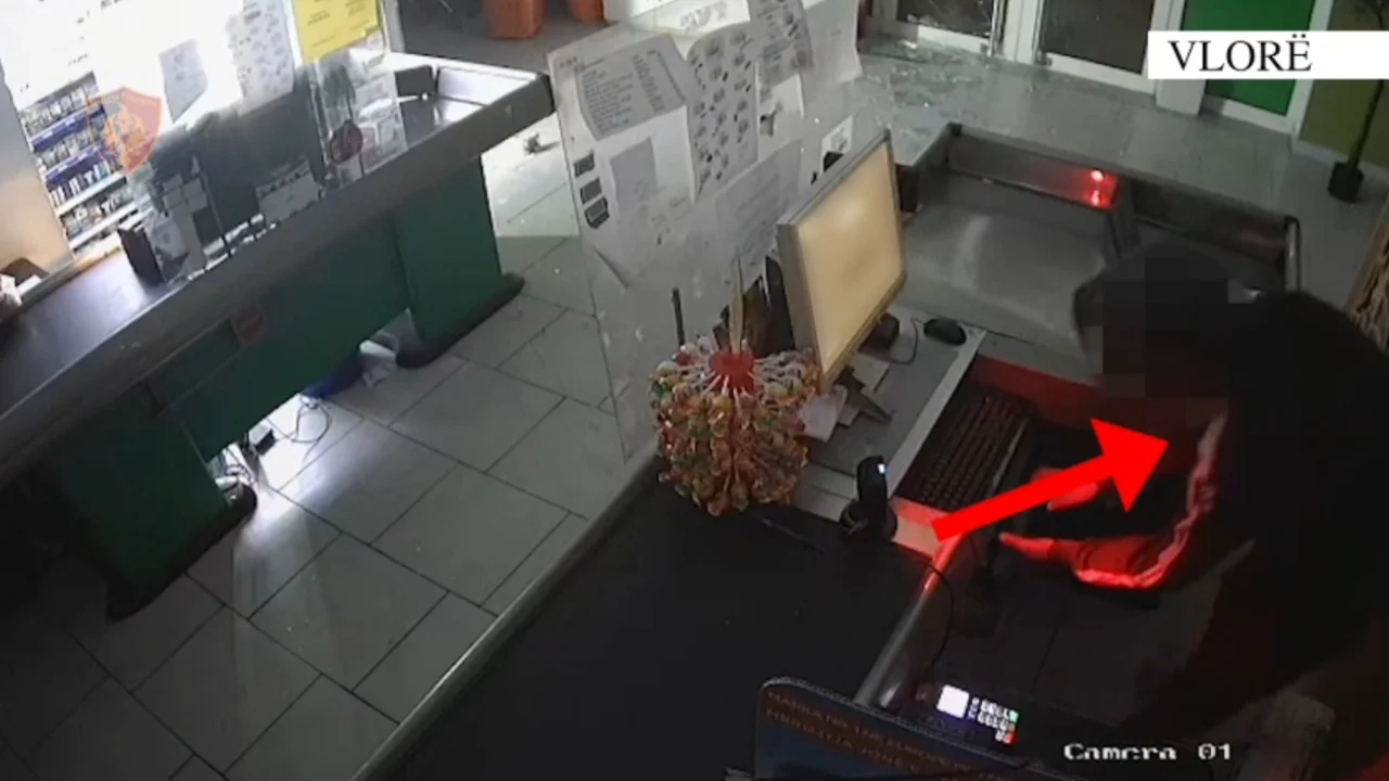 Theu xhamin e supermarketit dhe vodhi kasën me para, arrestohet 32-vjeçari 