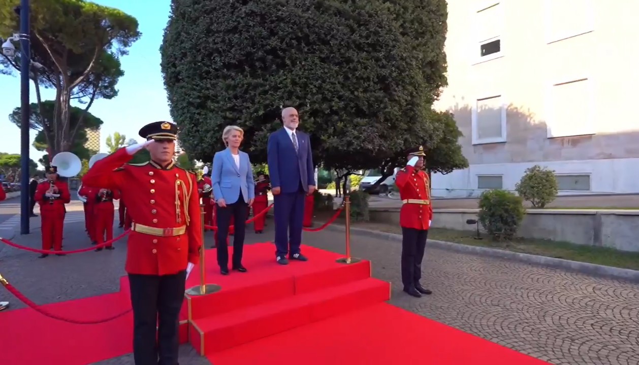 Presidentja e KE Von der Leyen mbërrin në Kryeministri, pritet me ceremoni zyrtare nga Rama