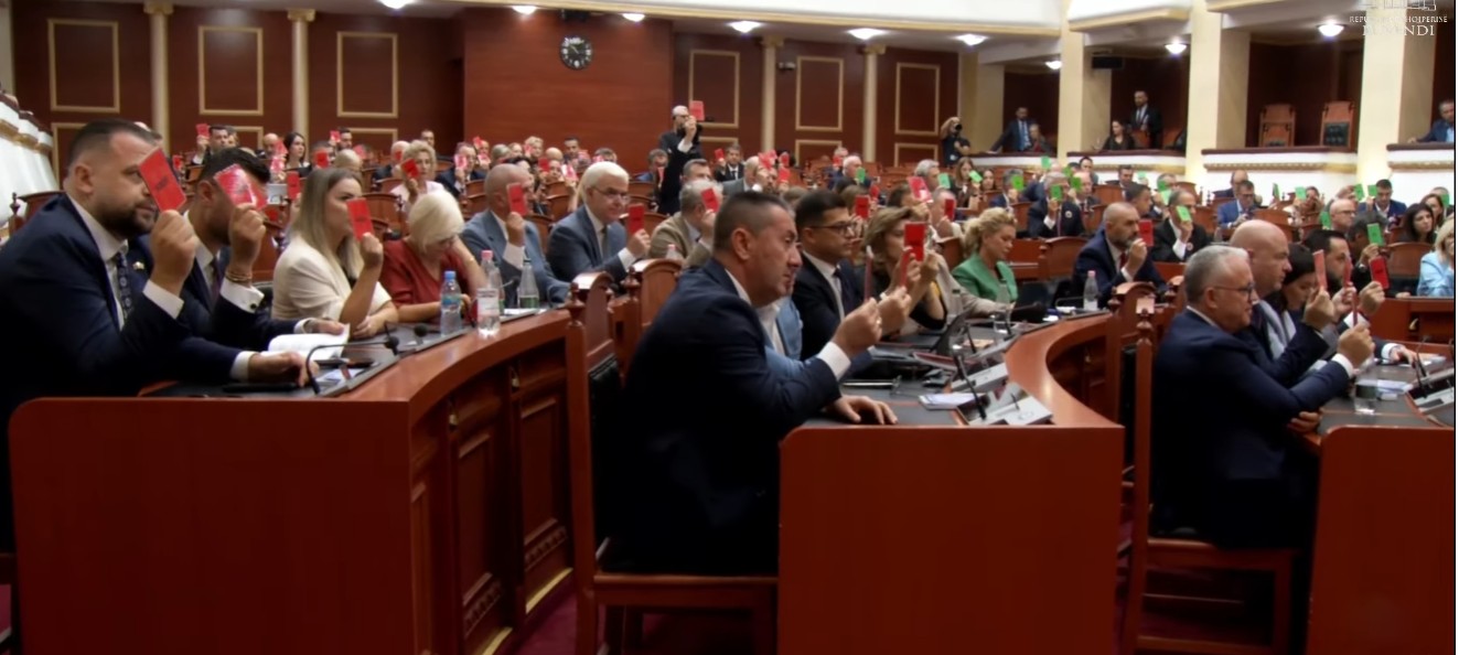 Maxhoranca rrëzon kërkesën e PD për të hequr nga rendi i ditës pr ligjin për magjistratët, Balla ironizon: Na u tha se jemi vonuar, tani kërkoni ta shtyjmë!
