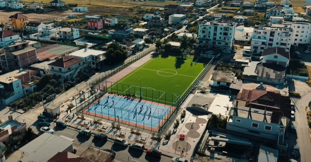 Përfundon investimi i dy fushave sportive në Xhafzotaj, Sako: Premtim i mbajtur! (VIDEO)