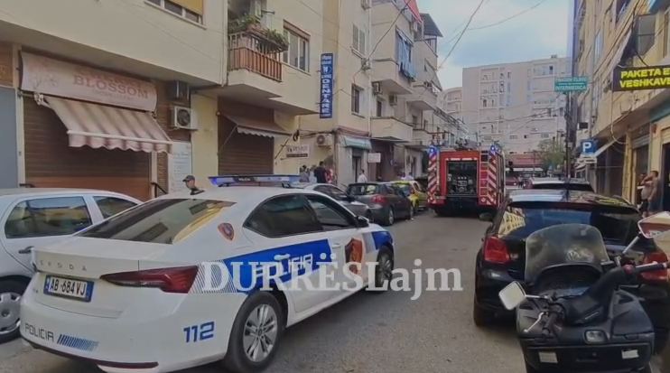 Zjarr te një pallat në Durrës pranë ish-Parkut Sportiv (VIDEO)