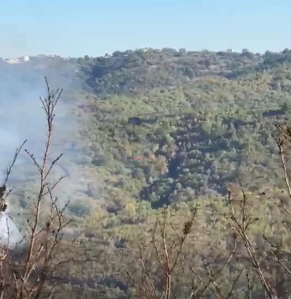 Zjarri te Gjiri i Lalzit, Sako: Nuk ka dëmtime në hotele dhe banesa, vijojnë flakët në zonën kodrinore (VIDEO)