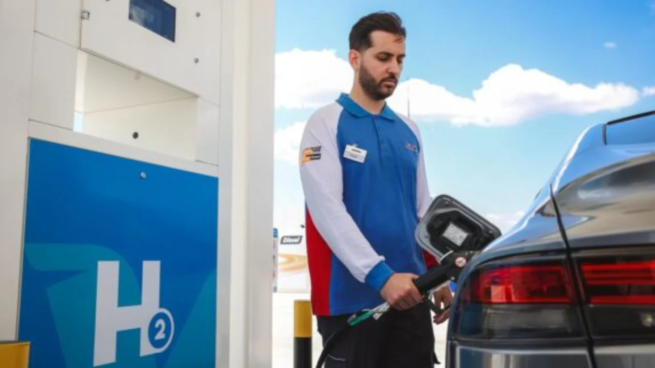 Greqia merr masa për çmimet e karburanteve, nafta ulet deri në 20 cent për litër