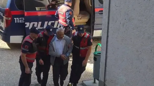 Dyshohet se i dërgonte mesazhe erotike nxënëses 13-vjeçare/ Prokuroria kërkon arrest me burg për mësuesin 60-vjeçar