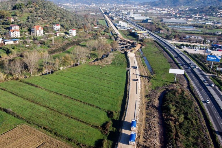 OECD: Shqipëria ka rrjetin rrugor dhe hekurudhor më të dobët në Ballkanin Perëndimor
