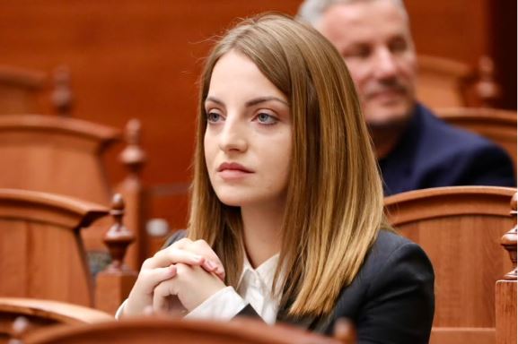 Tetë parti shqiptare bashkohen në Serbi, Koçeku kritike me qeverinë shqiptare: As reagoi dhe as e mbështeti një akt të tillë vendimtar! Interesat e kujt mbron atje?