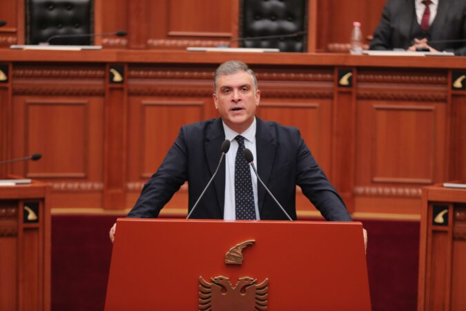 Bojkoti i avokatëve shtyn sërish gjyqin e Metës dhe Kryemadhit, Tedi Blushi: Po mbahet në paraburgim politik