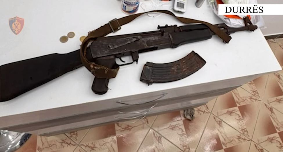Parandalohet krimi në Durrës, arrestohet një 36-vjeçar me precedentë të theksuar penal, kanosi me kallashnikov një person (VIDEO)