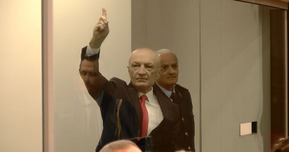 Shtyhet gjyqi/ Gjykata gjobiti me nga 5 mijë lekë avokatët, ironizon Meta: Konflikti, i stisur nga shokët e Agasit