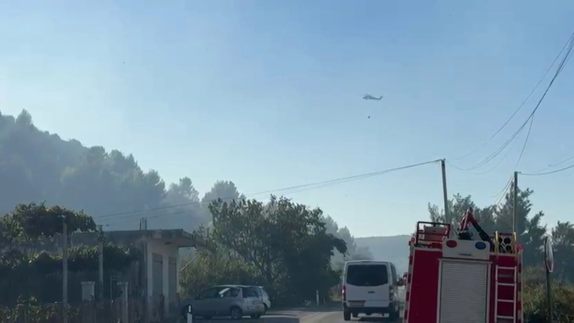 Zjarri në malin e Manatisë, era favorizon përhapjen e flakëve, ndërhyhet nga ajri me helikopter