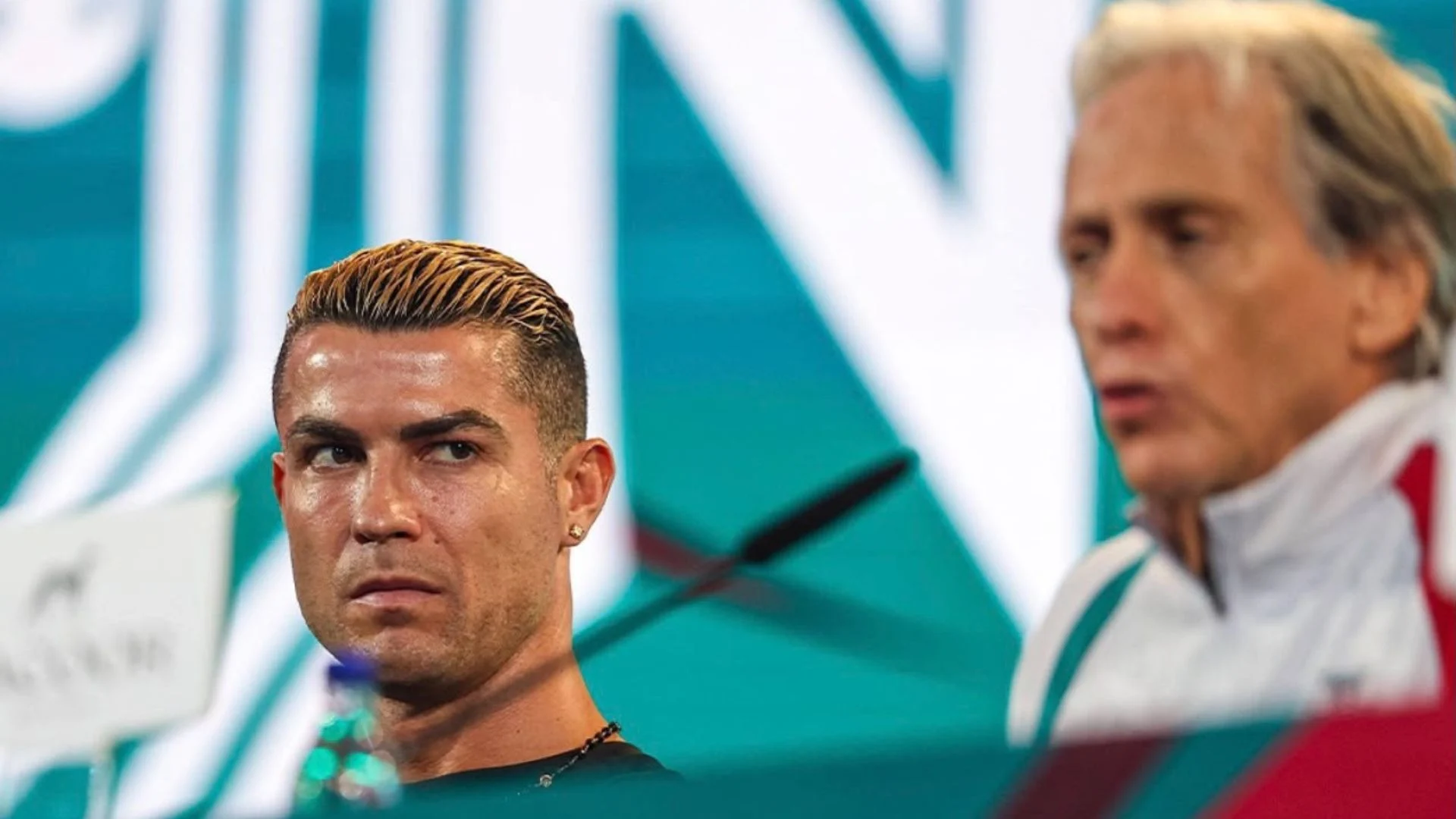 Prapaskena e bujshme e largimit të Ronaldos nga Portugalia, trajneri dhe presidenti i Federatës e ndoqën deri në aeroport për ta ndaluar