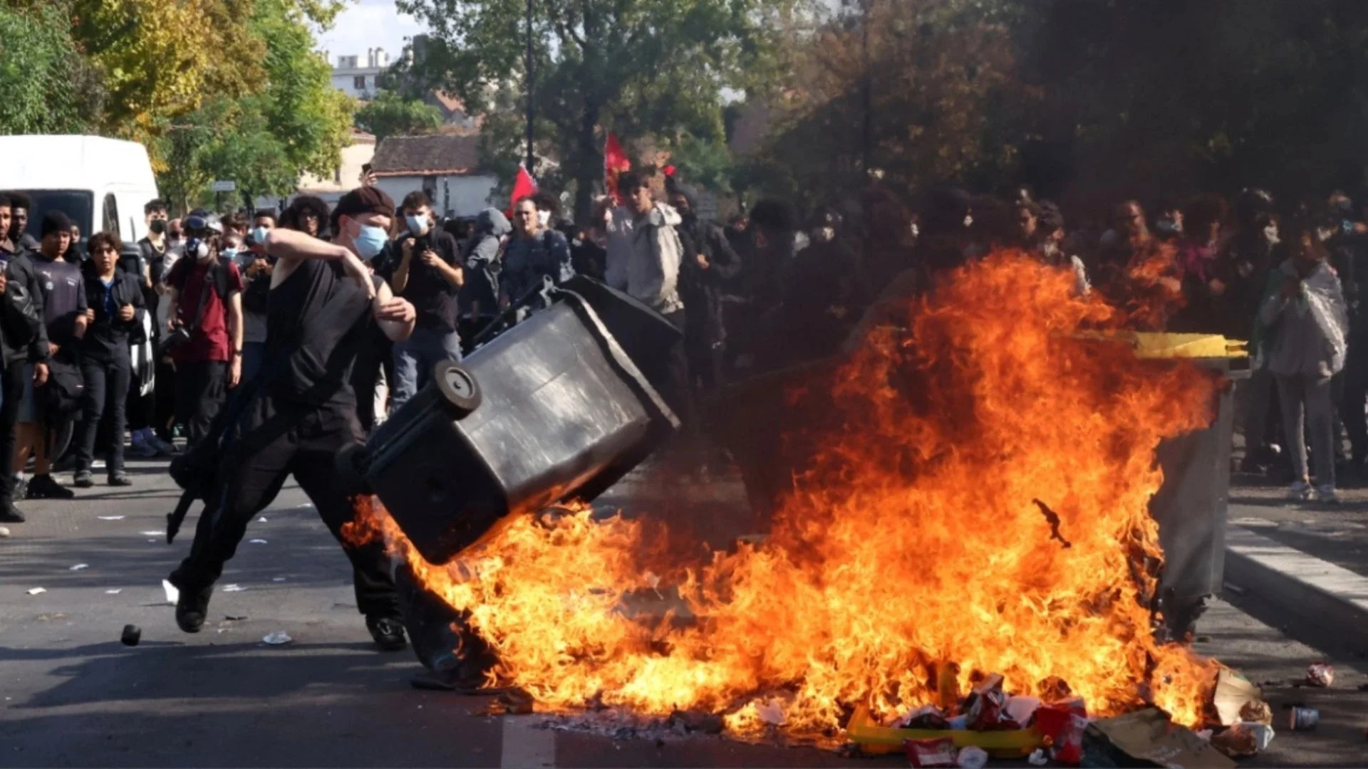 Protestat masive studentore në Francë/ Arrestohen rreth 2000 mijë protestues, 305 policë të plagosur nga përplasjet