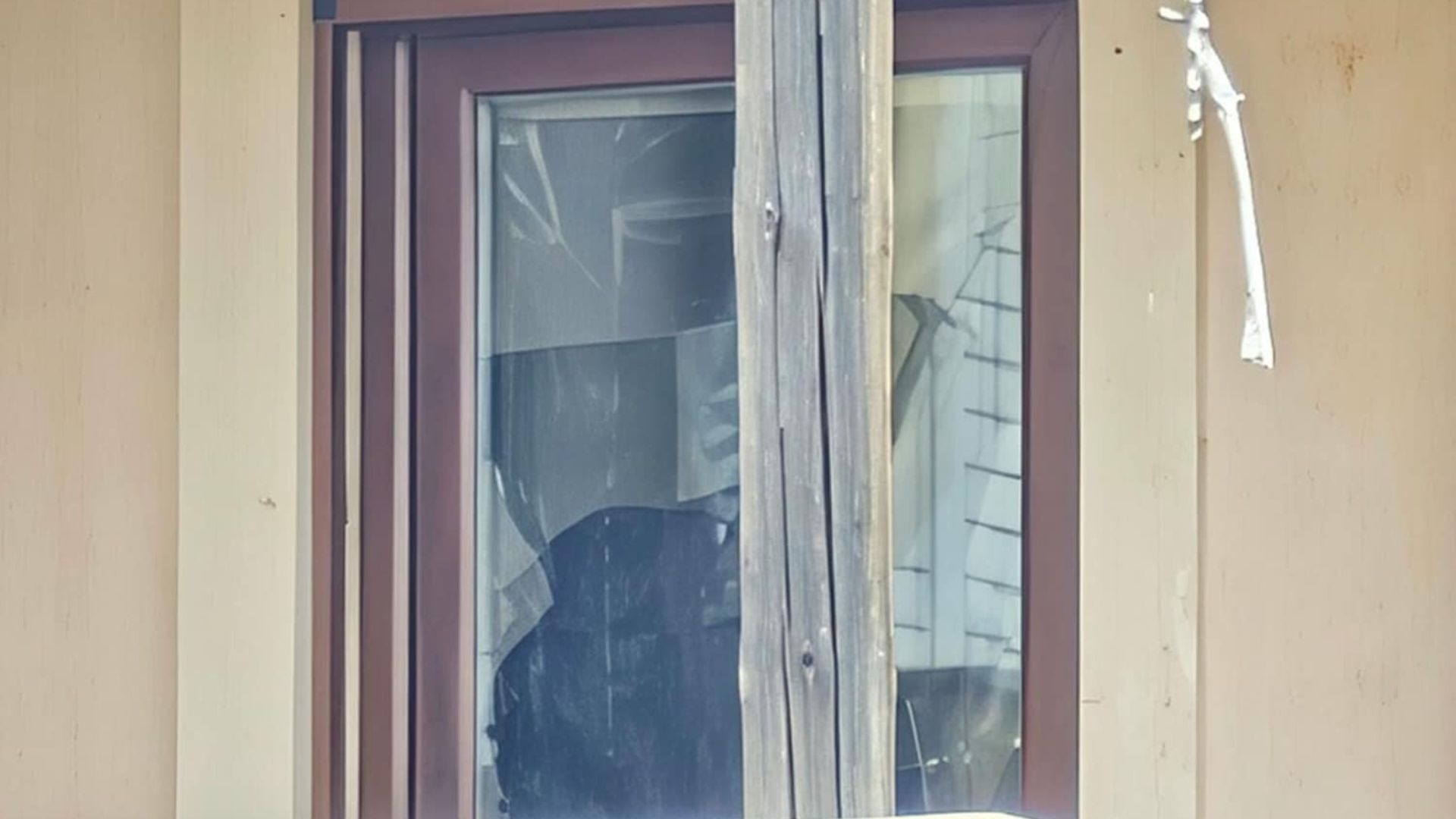Greqi, 32-vjeçari rumun plagos rëndë ish-gruan dhe partnerin e saj shqiptar. Hyri në banesë nga dritarja dhe i sulmoi