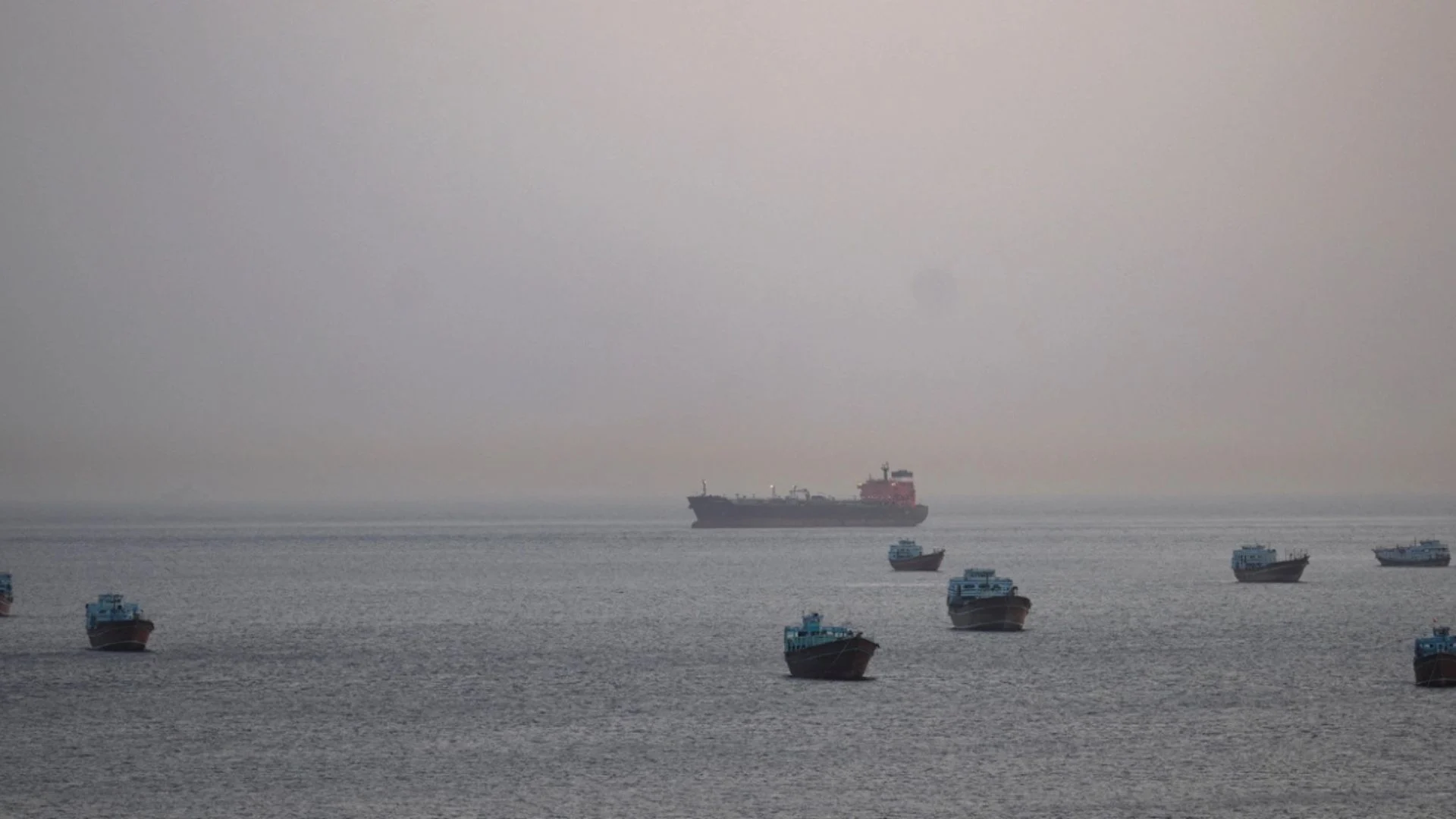 Alarm në Hormuz, tankeri i naftës goditet nga një raketë e panjohur, nuk raportohet për viktima