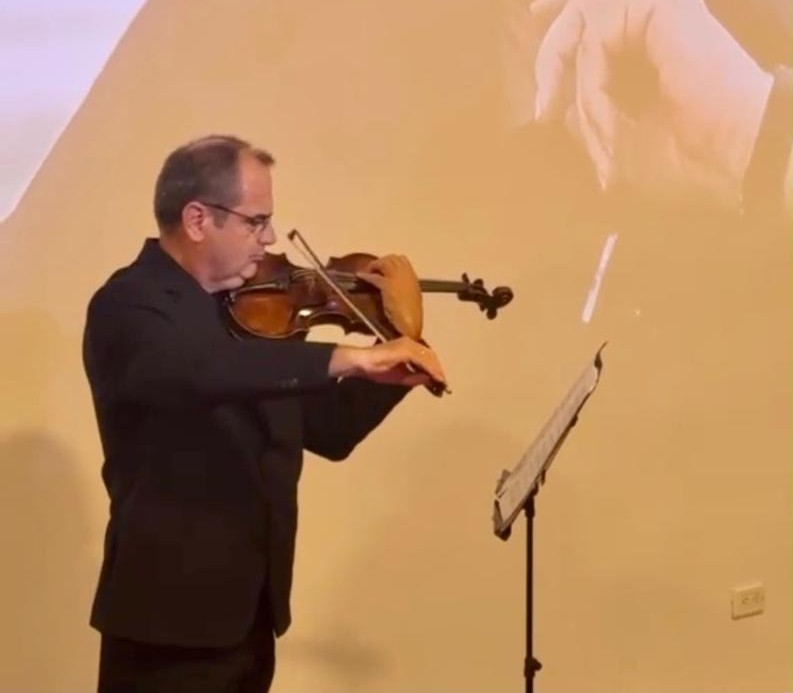 Koncert në Kolumbi, violinisti Florian Vlashi interpreton veprën e kolegut (FOTO)